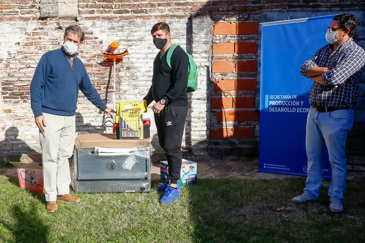 Piaggio acompañó a un grupo de trabajadores en la entrega de herramientas
