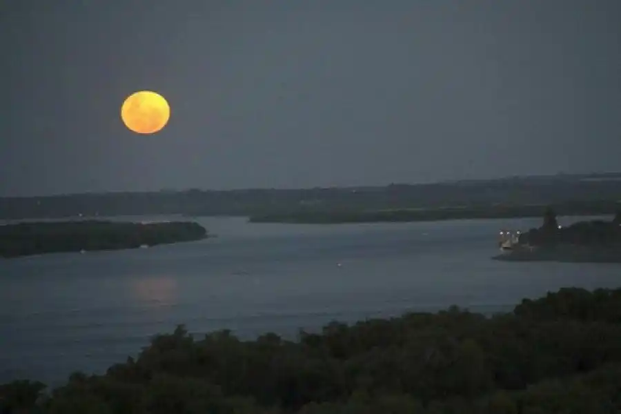 Un turista se tiró al Río Paraná de noche para “demostrarle su valentía” a su novia