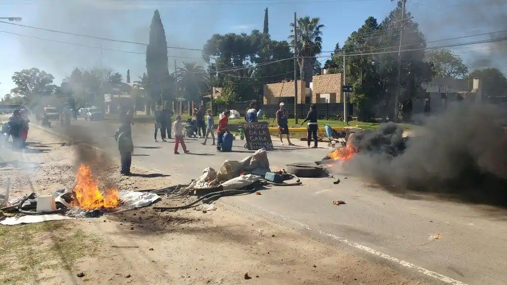 Continúa el corte de Urquiza al Oeste: vecinos reclaman viviendas 