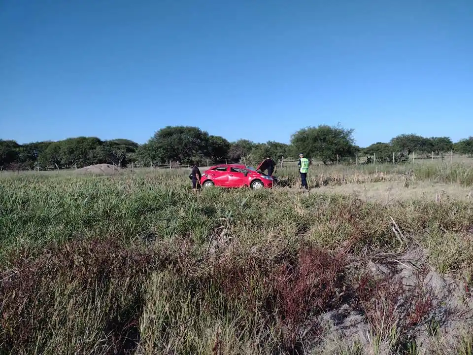 Vuelco de un auto en la Ruta 12