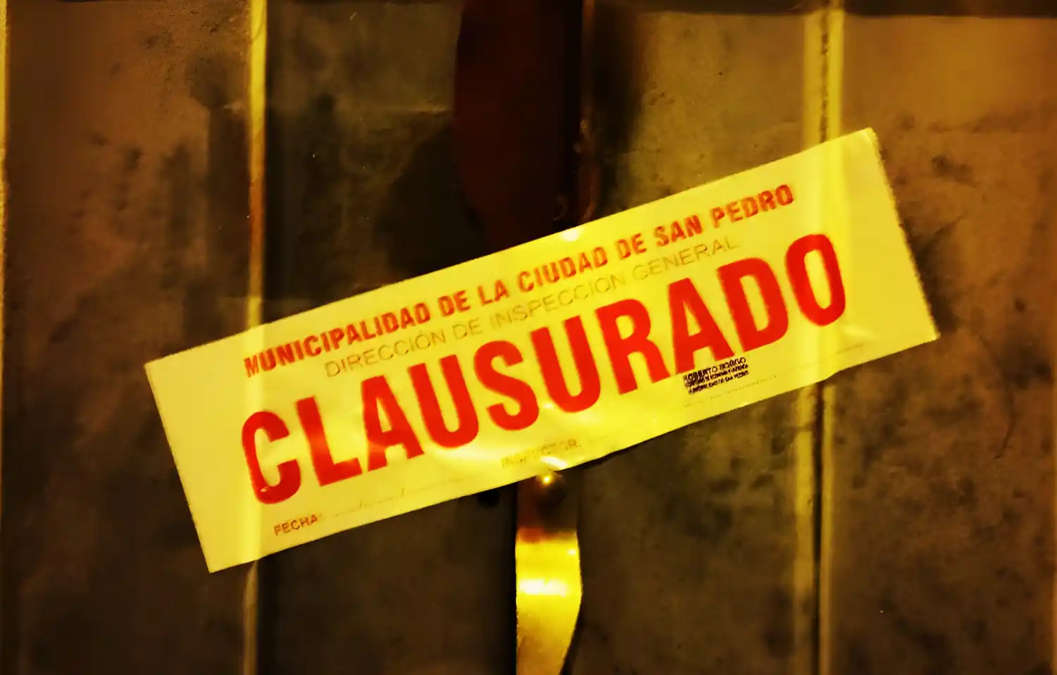 Las fajas de clausura de la Municipalidad, que todavía dicen "Inspección General".