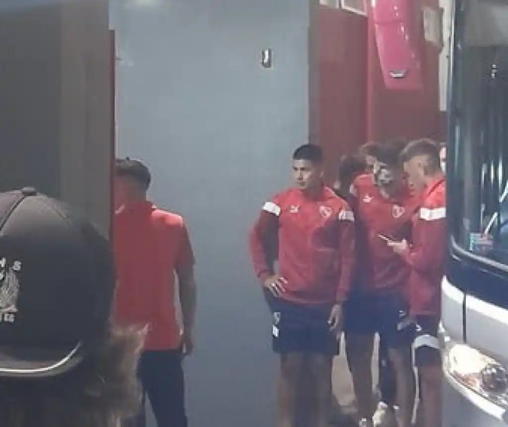 Barrabravas de Independiente increparon a los jugadores y robaron camisetas