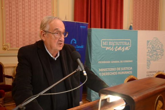Lunghi mete mano en el Gabinete