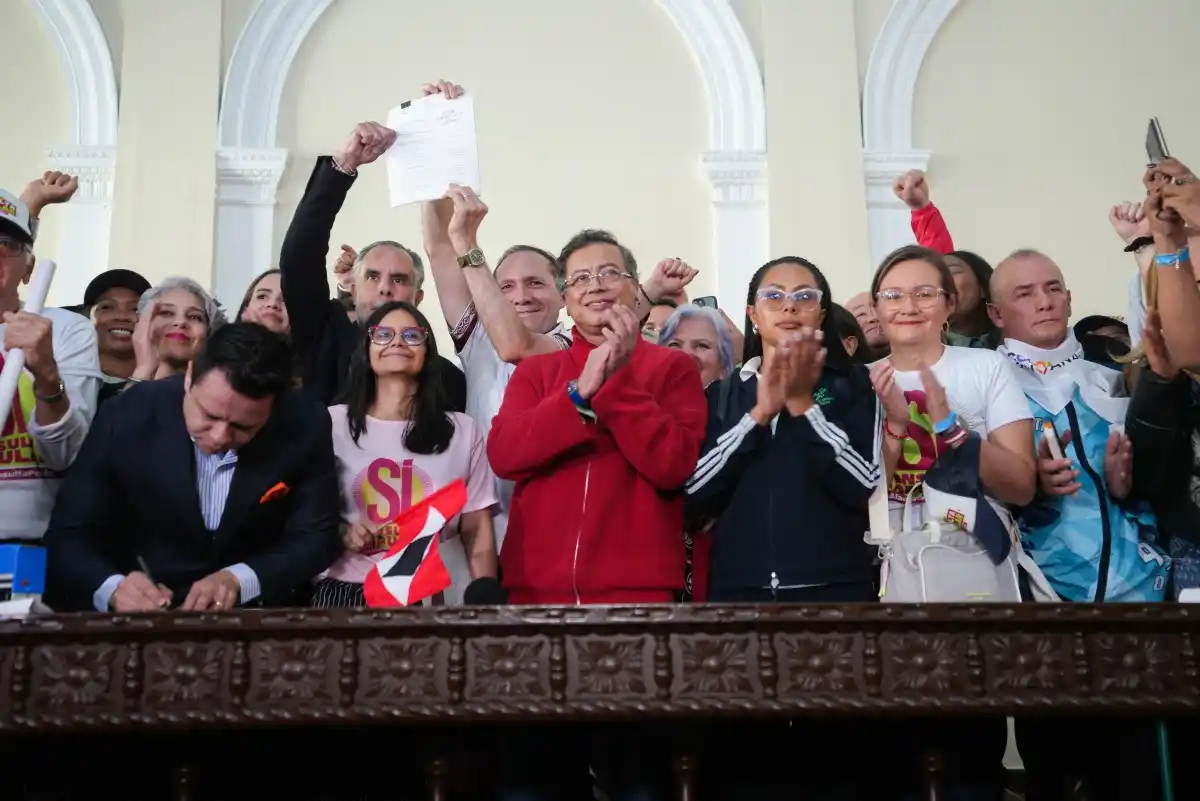 Con la espada de Bolívar  Petro defiende la reforma: denuncia «bloqueo institucional» contra su propuesta