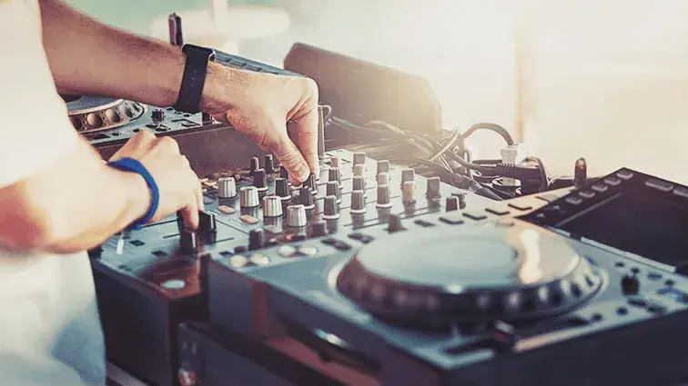 Por incumplir con la cuota alimentaria prohibieron a un DJ tocar en un bar de Paraná