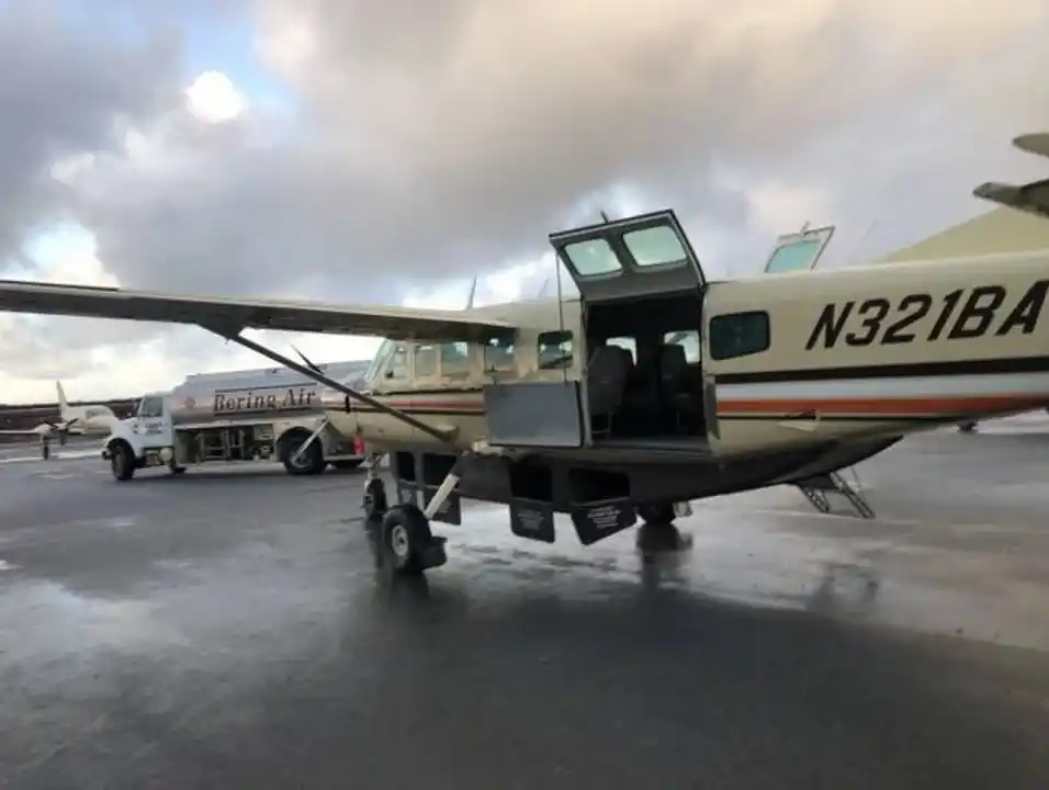 La aeronave, un Cessna Caravan, despegó de la localidad de Unalakleet y perdió contacto menos de una hora después, cuando se encontraba a unos 19 kilómetros de la costa