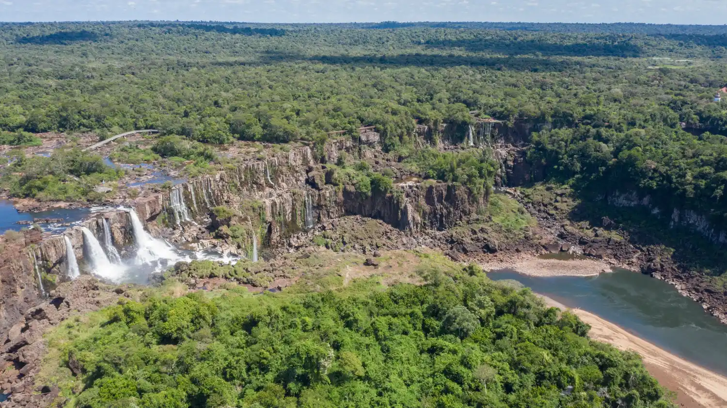Sin agua ni turistas, el panorama que hoy muestran las Cataratas del Iguazú