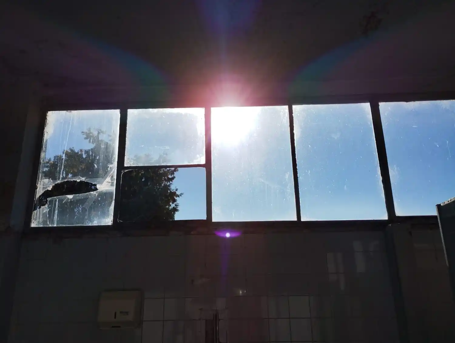 Las oficinas tienen varios vidrios rotos en las ventanas.