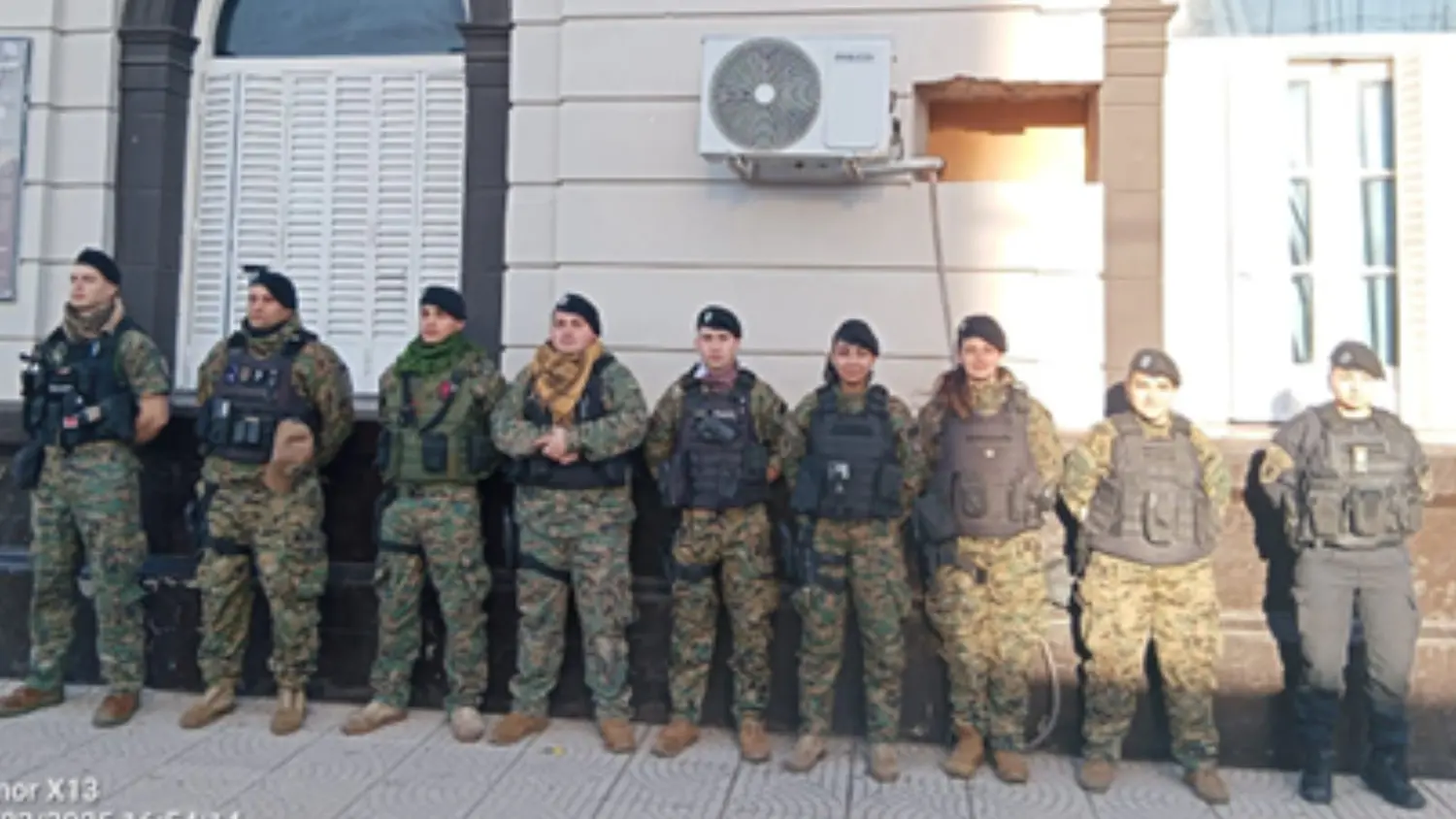 El personal operativo participó del allanamiento en calle Alvear al 1600.