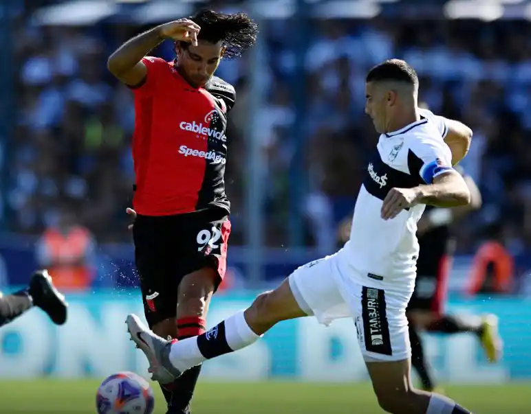 Morales sale al cruce ante el intento ofensivo de Benítez.