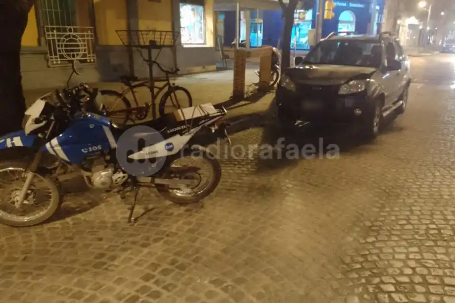 Choque en Bv. Lehmann: un joven se golpeó la cabeza y terminó con mareos