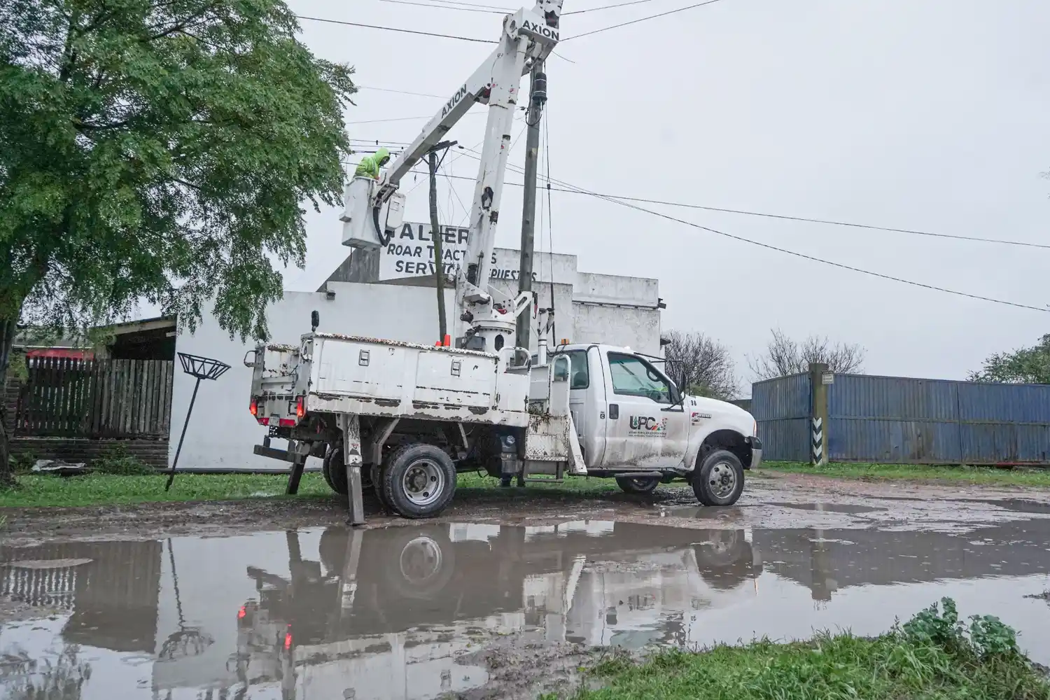 Trabajadores eléctricos realizaron tareas sobre líneas afectadas por el viento y la lluvia.
