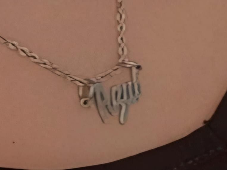 Buscan un collar con dije con el nombre Azul