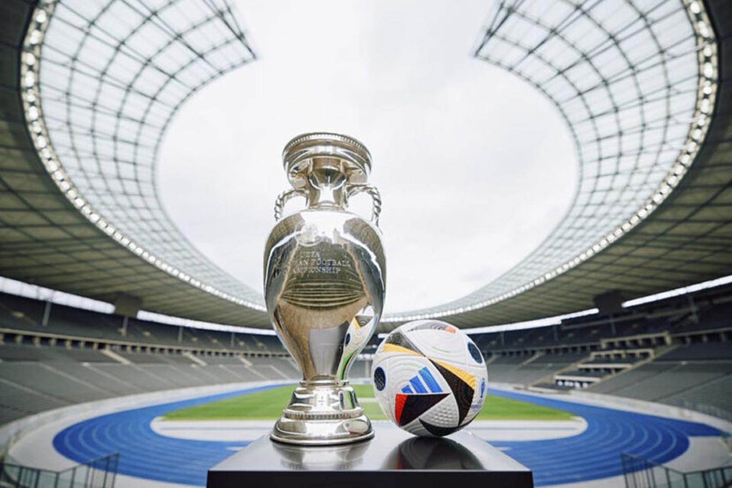 Trofeo y pelota de la Eurocopa 2024