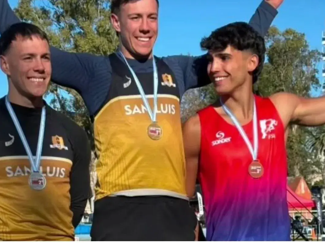 Tomi Mondino en el podio de los 100m con la medalla de bronce. Foto: CADA