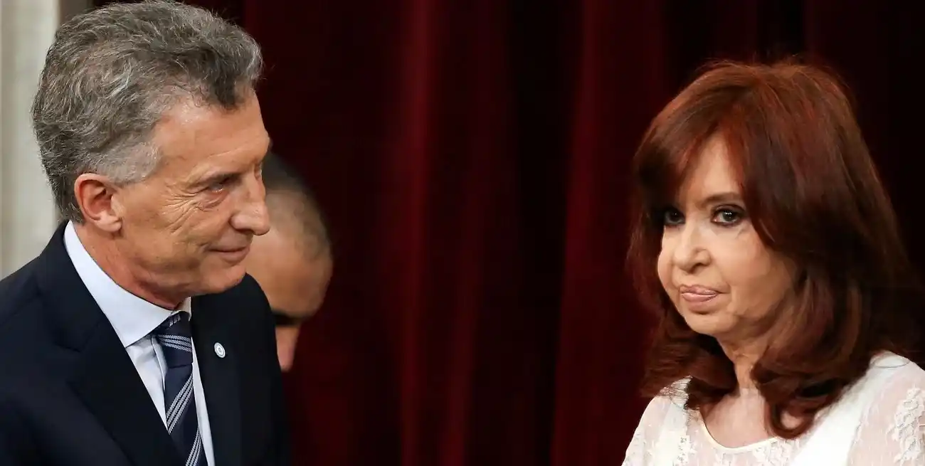 El famoso día del traspaso. El líder del PRO y su par del PJ. Ambos miran a Santa Fe. Crédito: Reuters.