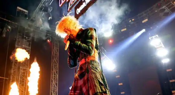 ¡IMPRESIONANTE! Machine Gun Kelly se electrocuta en el escenario y así reaccionó su cabello (Video)