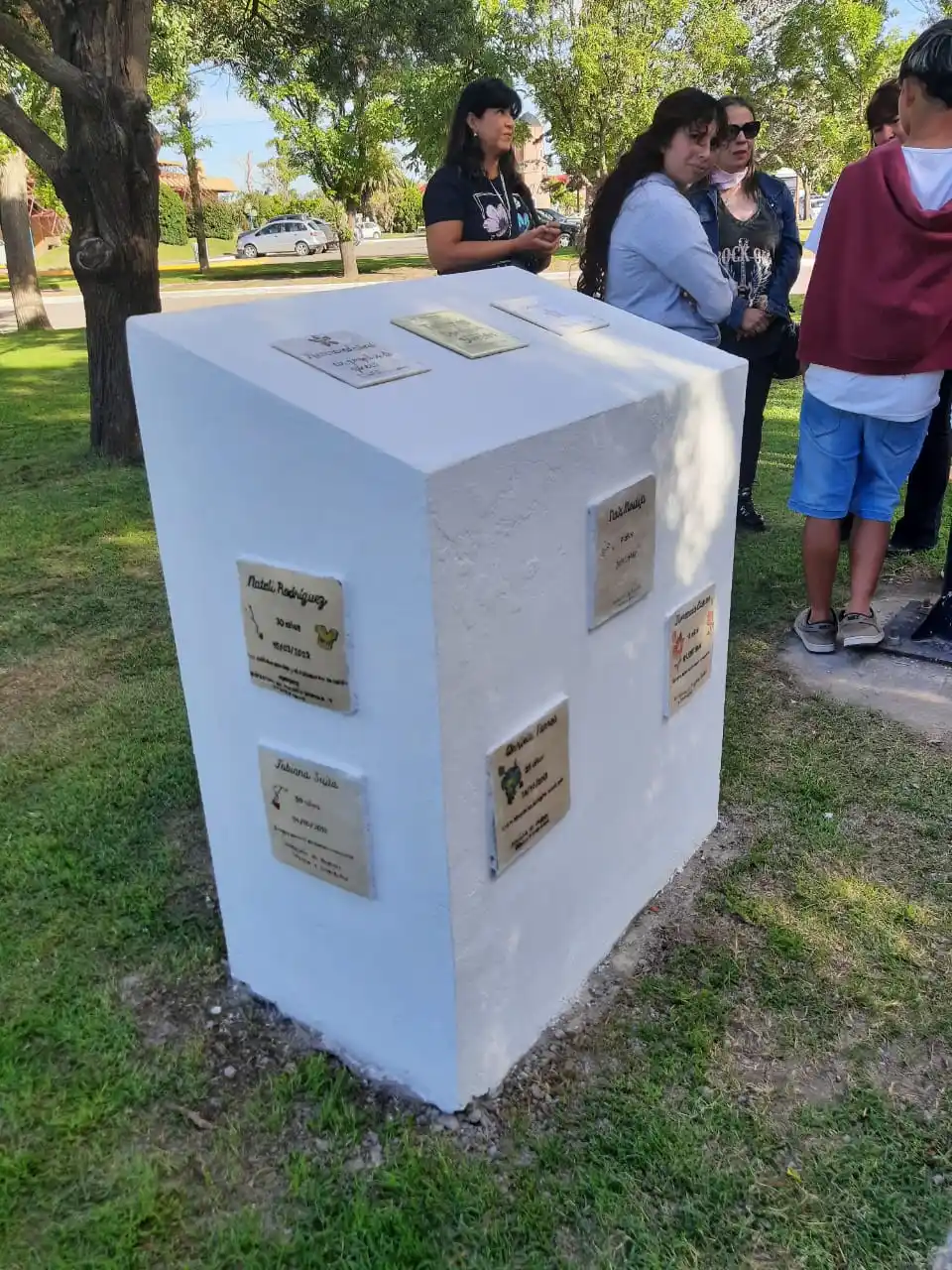 Quedó inaugurado el monumento a las víctimas de femicidio de Tres Arroyos y la zona