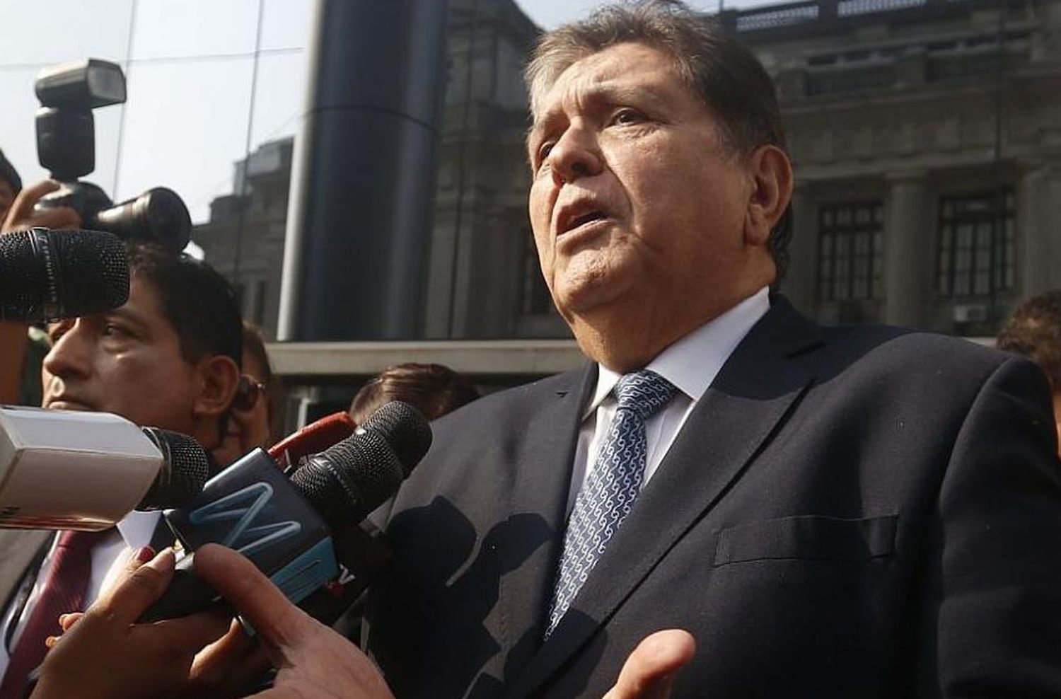 Falleció el ex presidente peruano Alan García tras dispararse en el cuello cuando iba a ser detenido