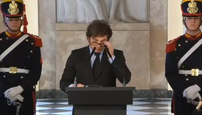 Javier Milei inauguró un busto de Carlos Menem y se emocionó