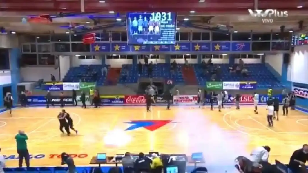 Locura en el básquet de Uruguay: tiraron una bomba al término de un partido  