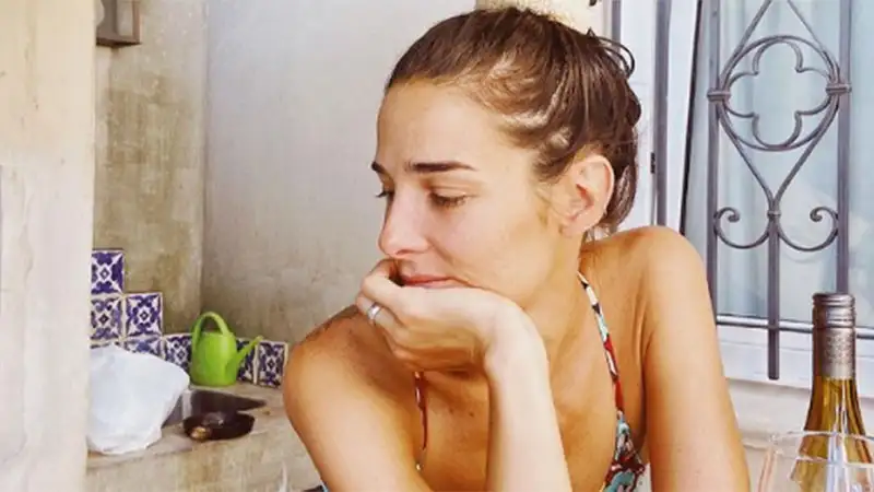 Juana Viale en bikini acrecentó rumores de compromiso y boda
