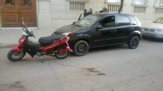 Una adolescente en moto chocó contra la puerta de un auto