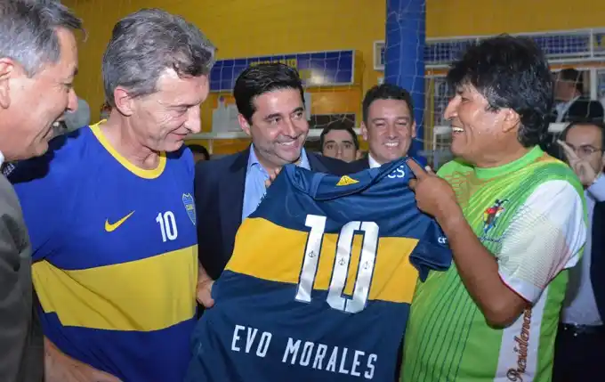 Evo Morales se puso la de Boca y jugó al fútbol con Macri
