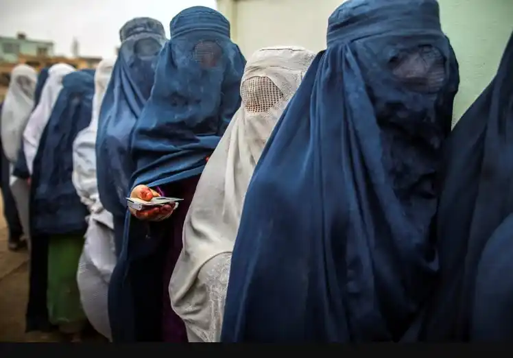 Decenas de mujeres marcharon por sus derechos en Afganistán