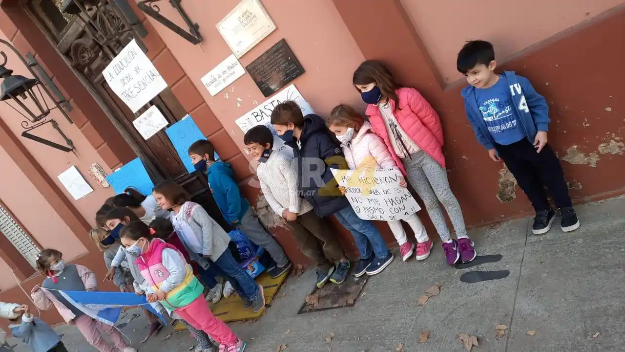 Padres, alumnos y docentes “abrazaron” a colegios de la ciudad