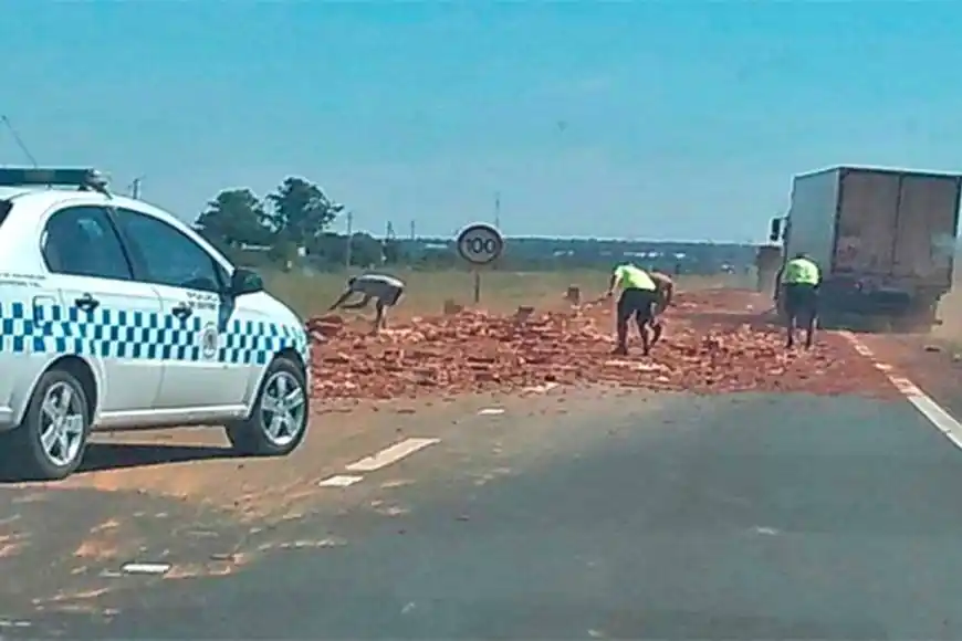 Ladrillos cubrieron la autovía, tras el paso de un camión