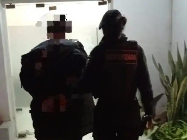 Quiso escapar de un operativo policial escondiéndose en una casa, pero terminó detenida