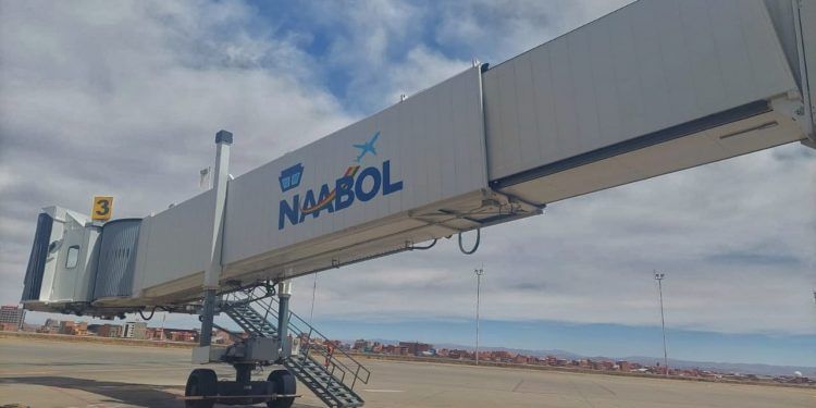 Bolivia: el aeropuerto de Alcantarí tendrá una pasarela de abordaje