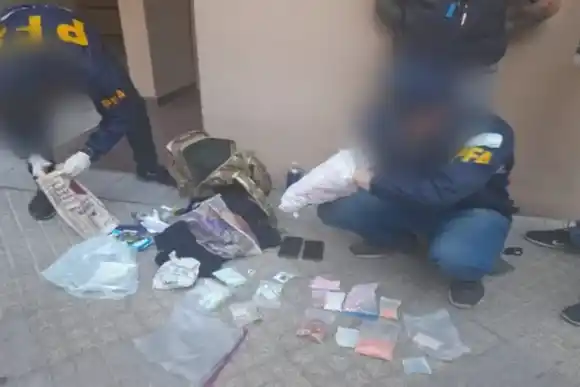 Era dealer de drogas de diseño en fiestas electrónicas: lo detuvieron en la vía pública en la ciudad de Rosario