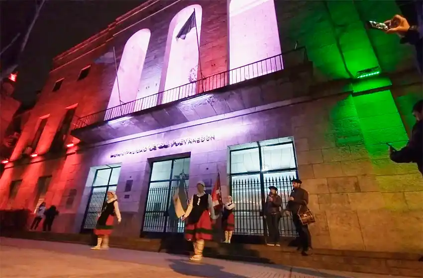 Se celebra el Día de la Diáspora Vasca: hubo "aurresku" en las puertas del Municipio