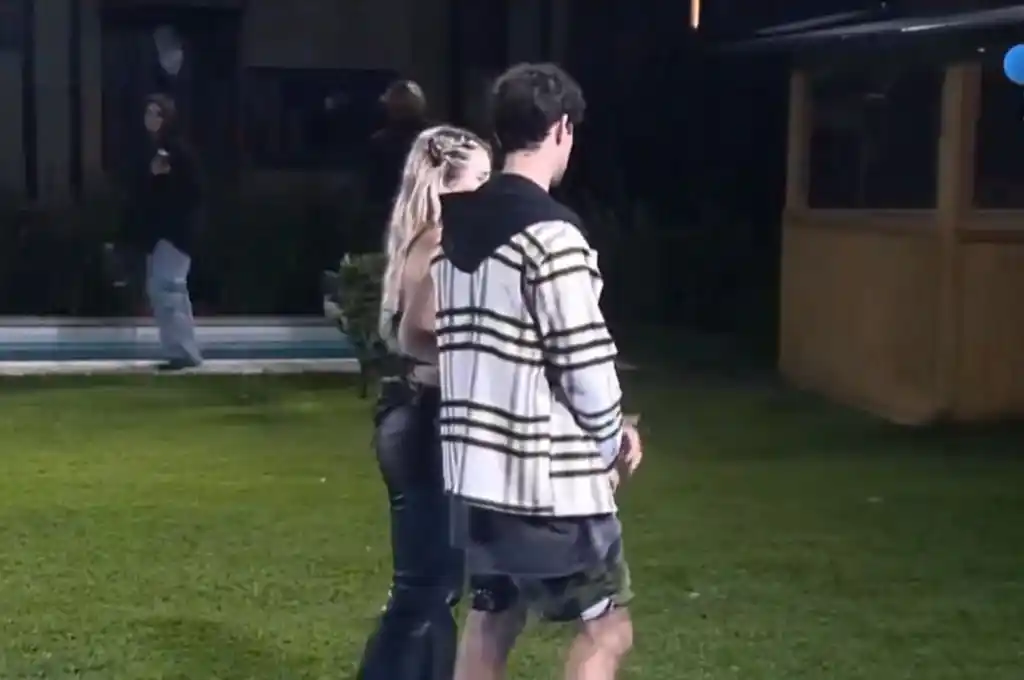 Nico con Coti en el patio de la casa