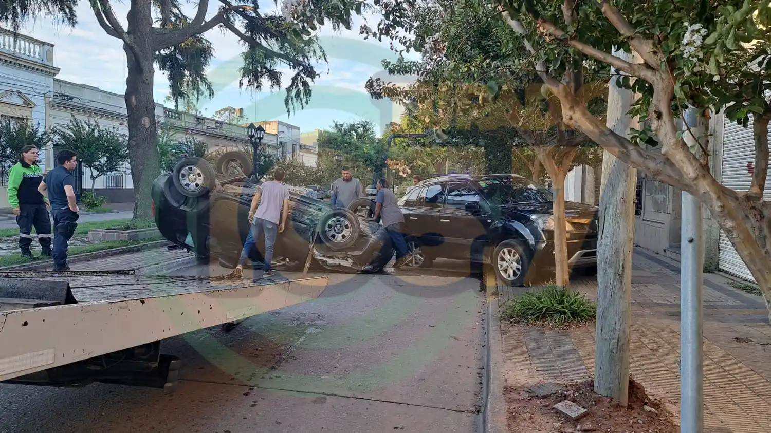 La Duster chocó contra otra camioneta, que estaba estacionada. Foto: Tu Radio Baradero.