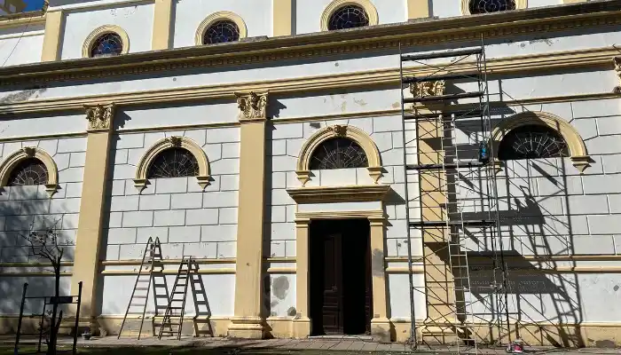 Comenzaron los trabajos de pintura en la zona ubicada sobre calle Mitre.