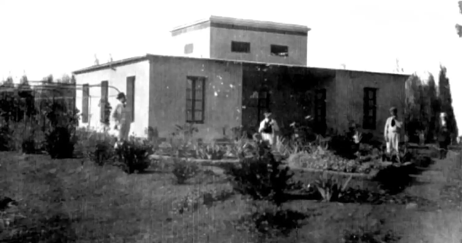 Frente de la estancia "Las rosas chicas".