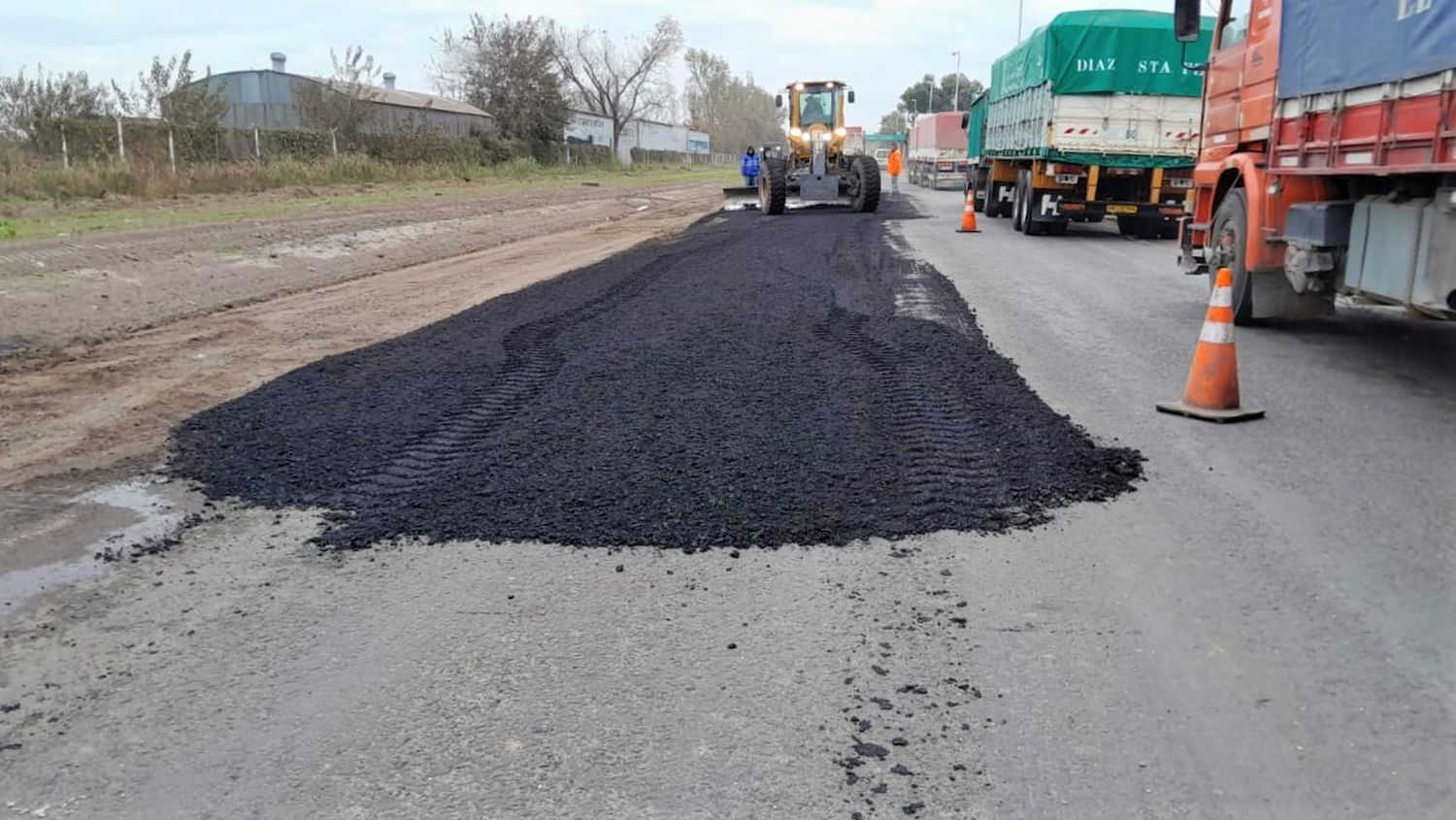 Trabajos de bacheo y repavimentación en tramos de la ruta nacional 11.