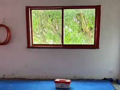 La ventana que rompieron para salir del primer piso del Club Defensa.