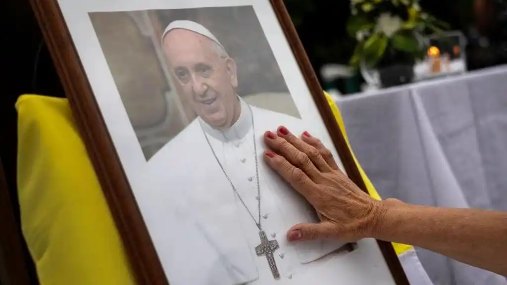 El Papa presentó una leve mejoría, aunque, continúa en estado crítico