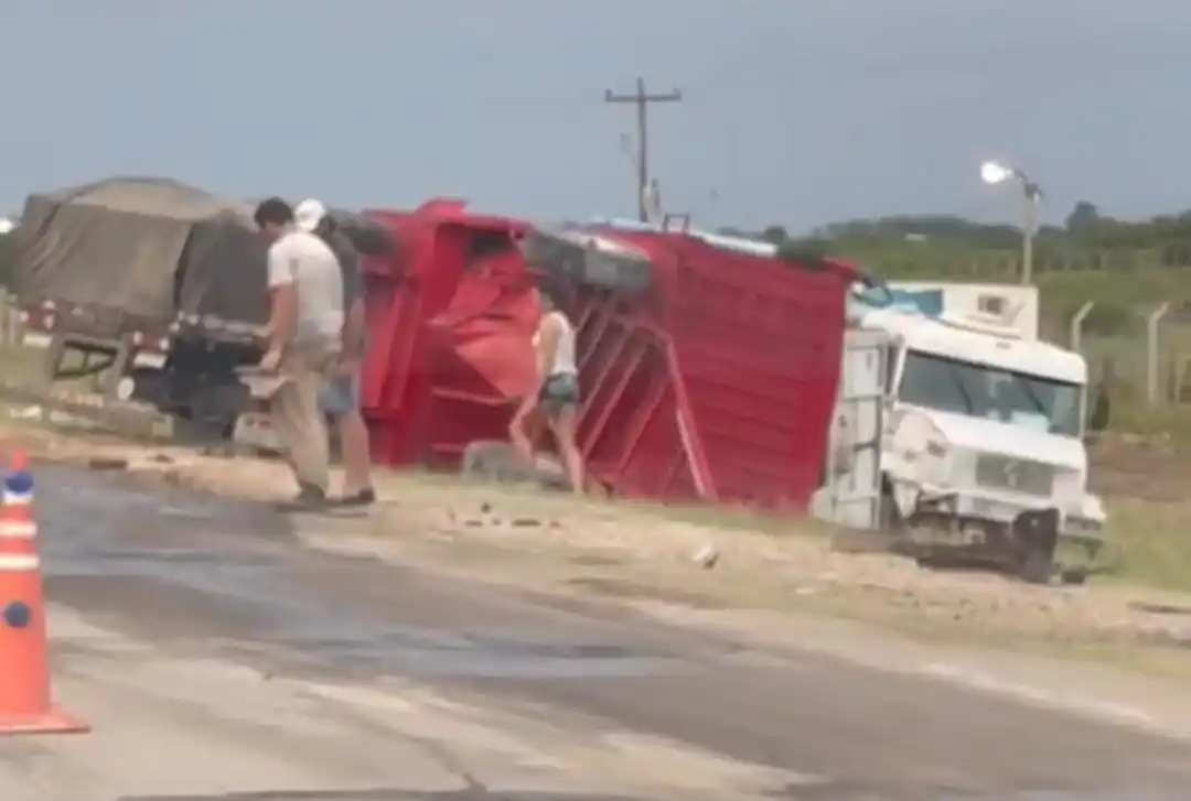 Fuerte accidente en Gualeguaychú: un camión chocó desde atrás a un tractor