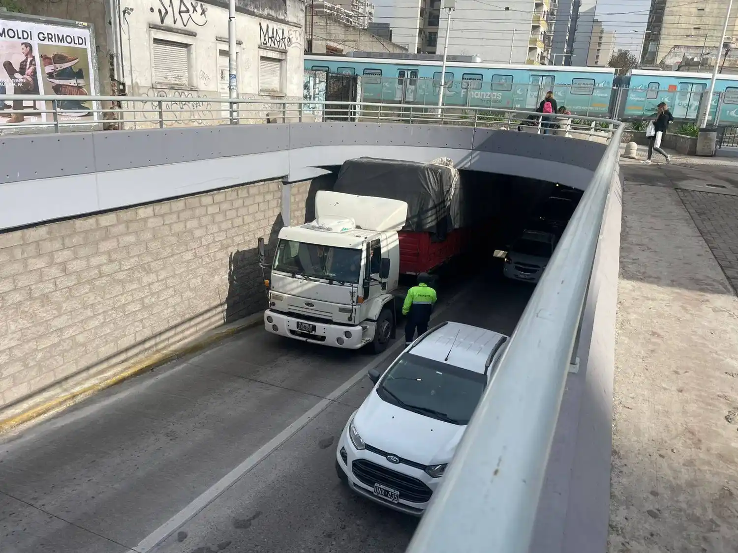 Camionero dañó dos pasos bajo nivel en Lomas de Zamora