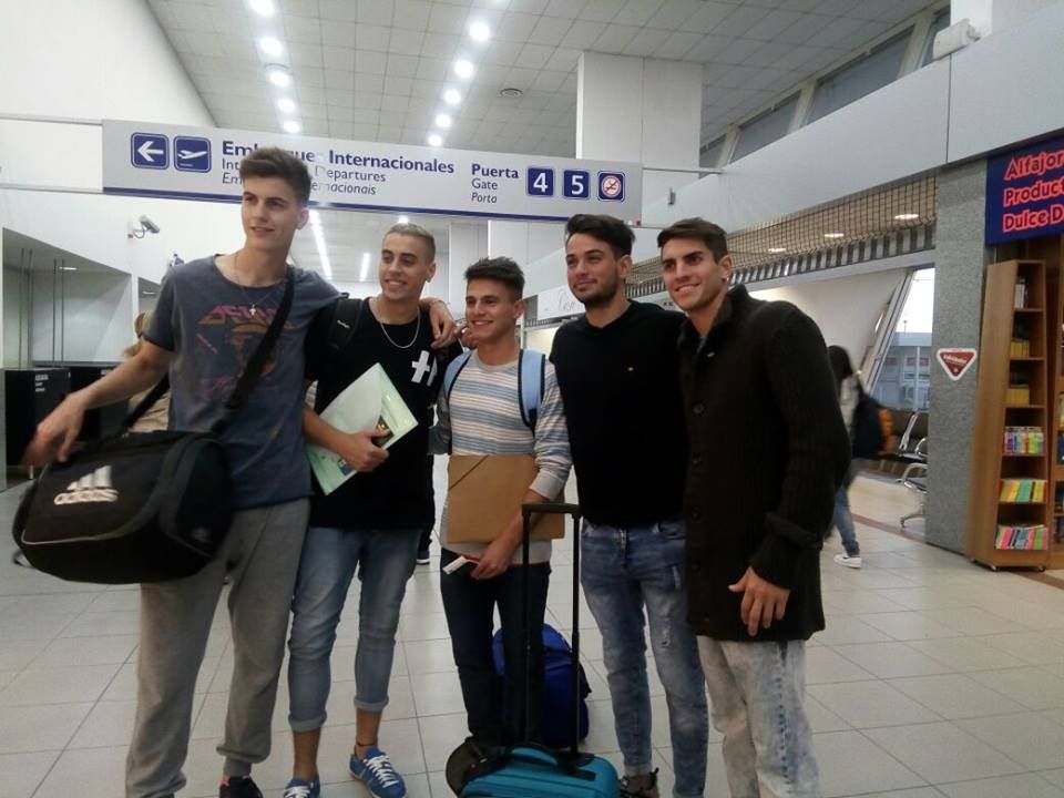 Son cinco los jugadores que viajan a probarse en el fútbol español