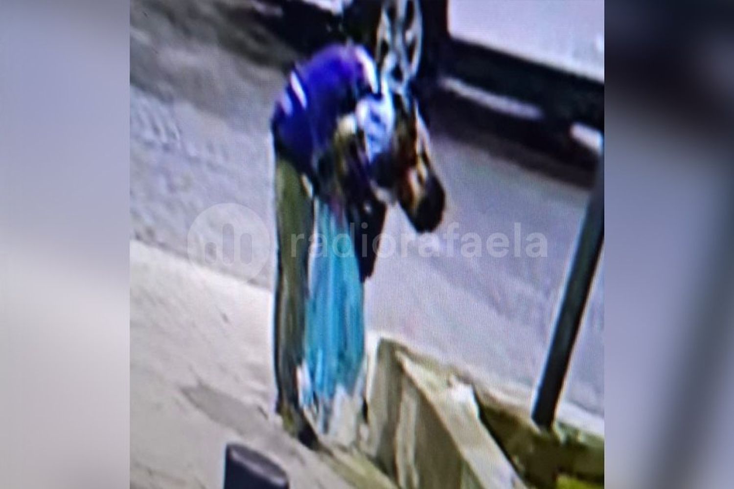 Por las cámaras, detectaron a dos lavacoches que habrían robado ropa de la baulera de una moto