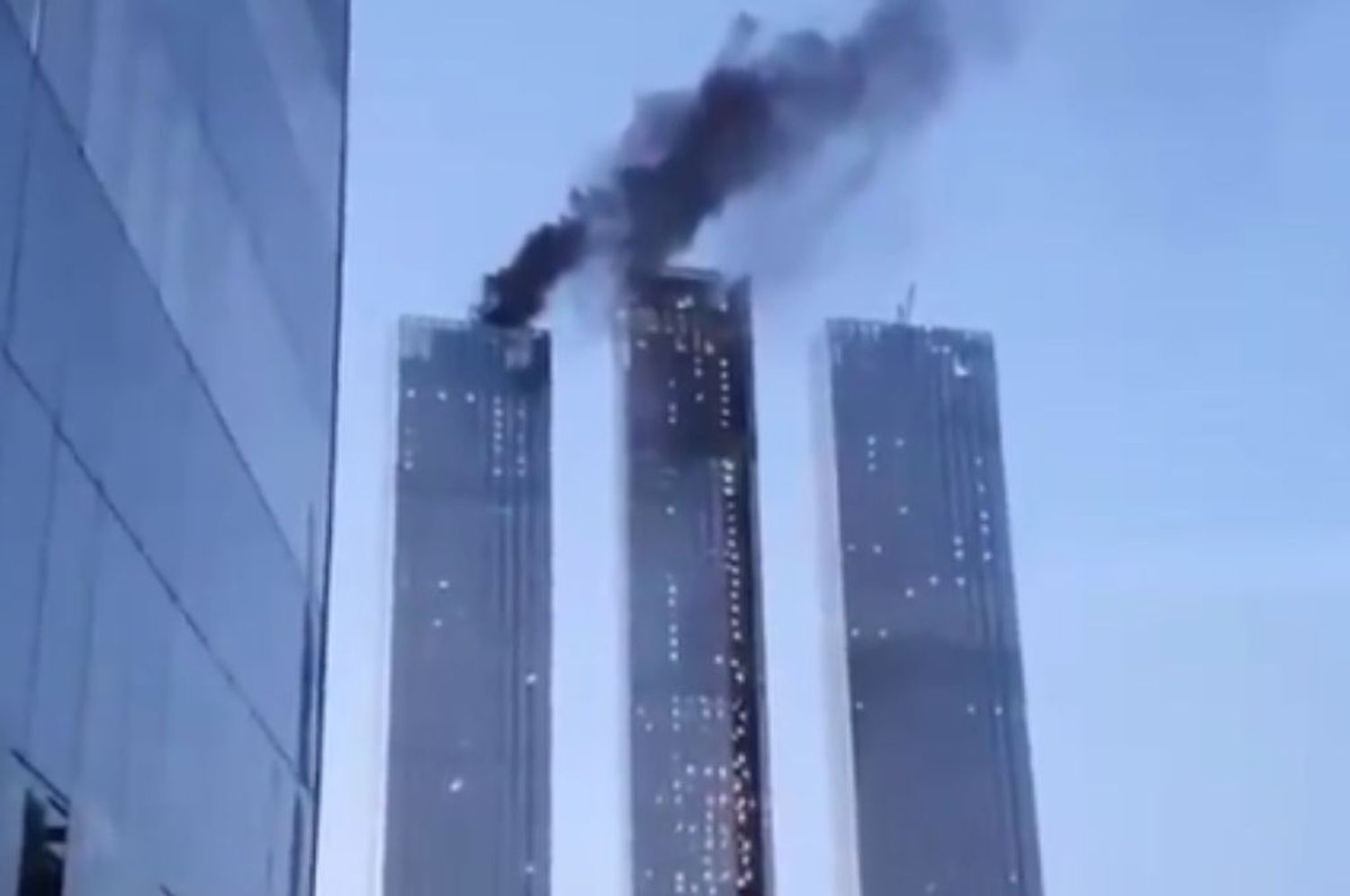 Video: se incendió un edificio en el centro financiero de Moscú