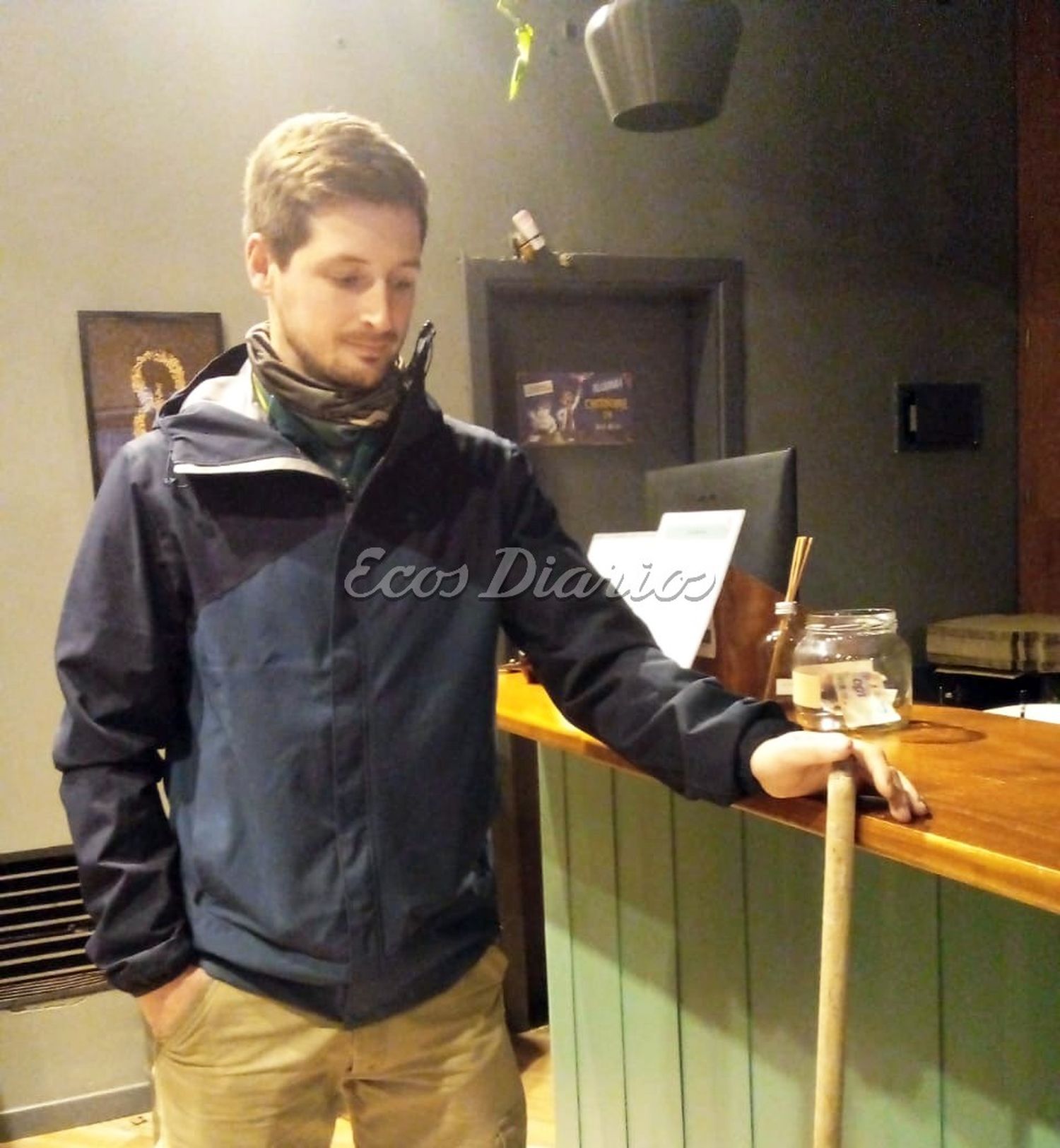 Pablo Aramendi muestra el objeto utilizado para romper el cristal de la puerta