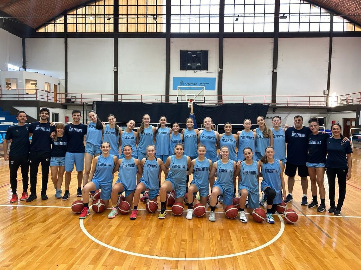 El staff técnico profesional se compone por Paula Budini y Carolina Schiavone como entrenadoras, Matías Podestá y Yonathan Rodríguez como preparadores físicos y la profesora Pamela Herrera de la Dirección de Deportes.