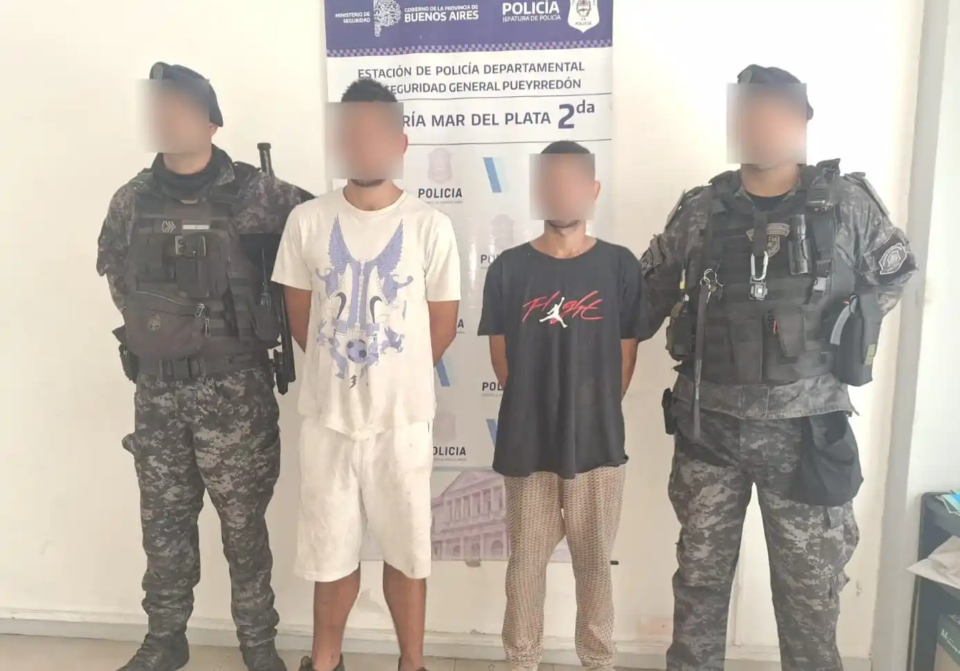 En poder de los sujetos fueron secuestrados elementos para forzar el arranque de la moto.